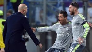 Cristiano Ronaldo esulta con Sergio Ramos e il suo allenatore Zidane dopo il gol dell'1-0 all'Olimpico