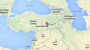 La strada tra Diyarbakir e Lice, teatro dell'attentato. Siamo a 300 km sia dal confine iraqeno che da quello siriano (Kobane)