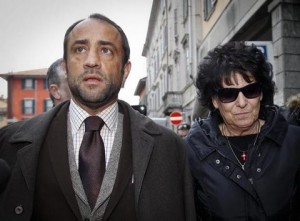 Ester Arzuffi, madre di Massimo Bossetti, arriva in Tribunale accompagnata dall'avvocato Benedetto Bonomo