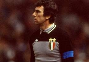 Dino Zoff, nato a Mariano del Friuli nel 1942, nella sua carriera ha vestito le maglie di Udinese, Mantova, Napoli e Juventus
