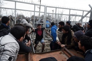 I migranti bloccati al confine tra Grecia e Macedonia tentano di sfondare il cordone della polizia