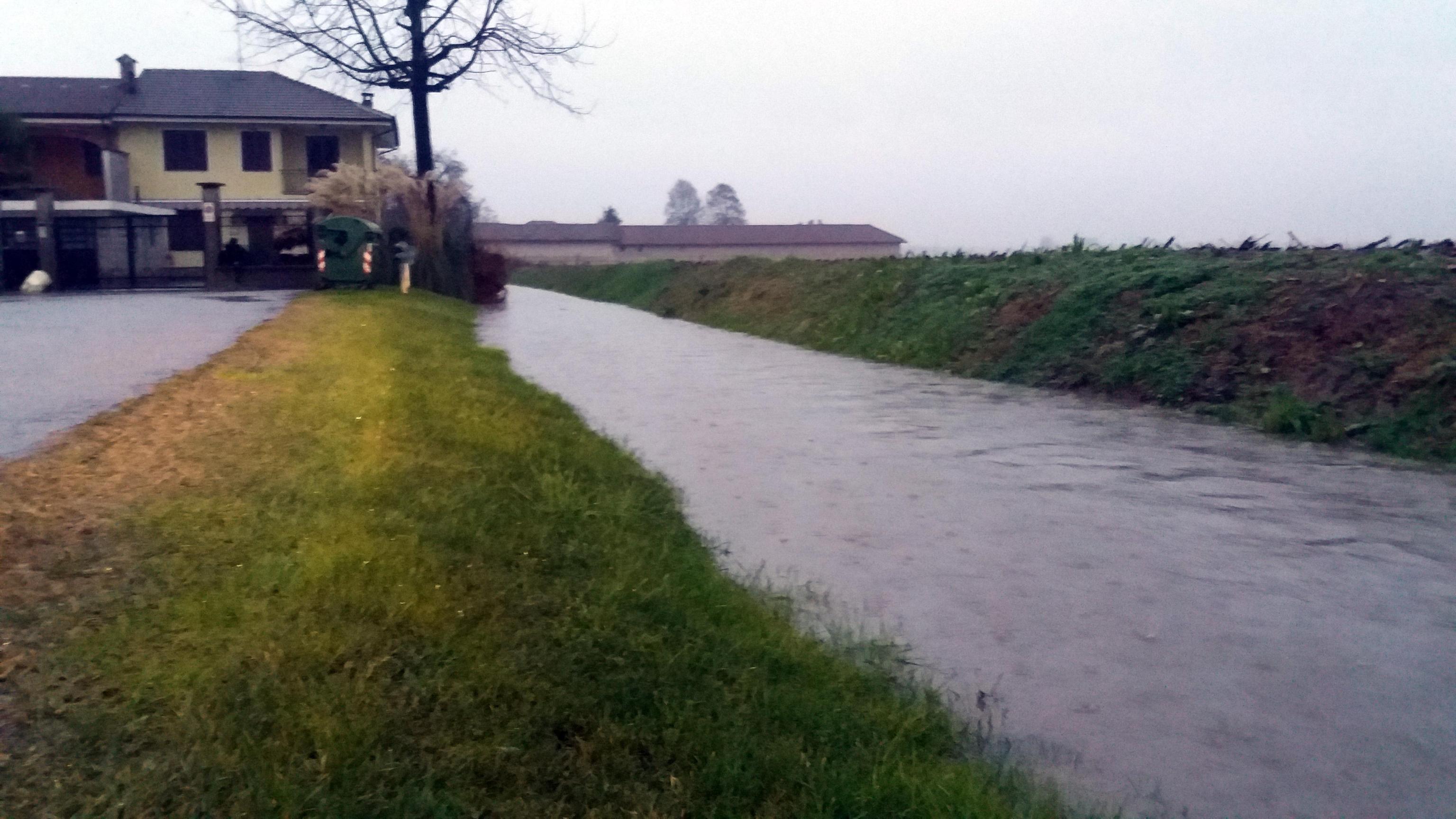Un rio esondato nelle campagne di Barge (Cuneo), 24 novembre 2016. ANSA/ DEVIS ROSSO