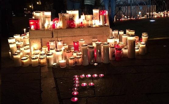 I lumini posti ai piedi del monumento dei caduti di tutte le guerre, in memoria di Fabrizia