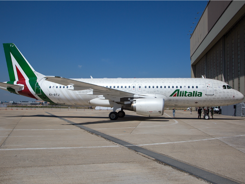 Alitalia_Airbus_A320_in_new_livery top