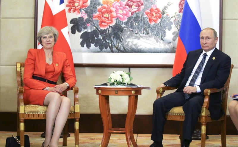 Theresa May e Vladimir Putin, due dei futuri interlocutori privilegiati del neopresidente Donald Trump