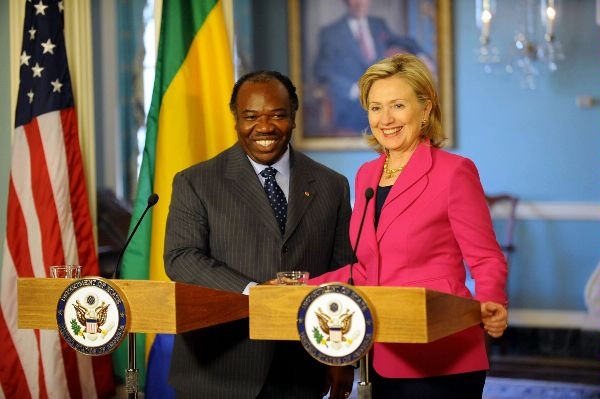 Ali Bongo incontra l'ex Segretario di Stato americano Hillary Clinton nel 2011 (foto Wikipedia)