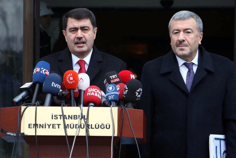 Il prefetto di Istanbul Vasip Sahin e il capo della Polizia Mustafa Caliskan durante la conferenza stampa (foto Ansa)