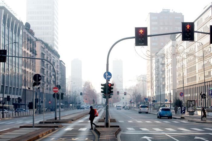 Una strada deserta durante il secondo giorno di blocco del traffico a Milano, 29 dicembre 2015. ANSA/MOURAD BALTI