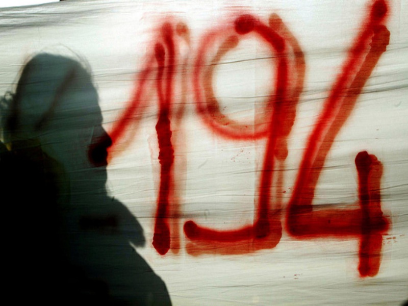 Uno striscione con la scritta 194 durante una manifestazione a Napoli, in una immagine di archivio. ANSA/CIRO FUSCO