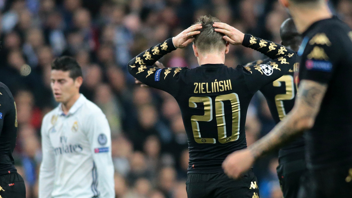 Zielinski con le mani nei capelli dopo il 3-1 del Real Madrid.