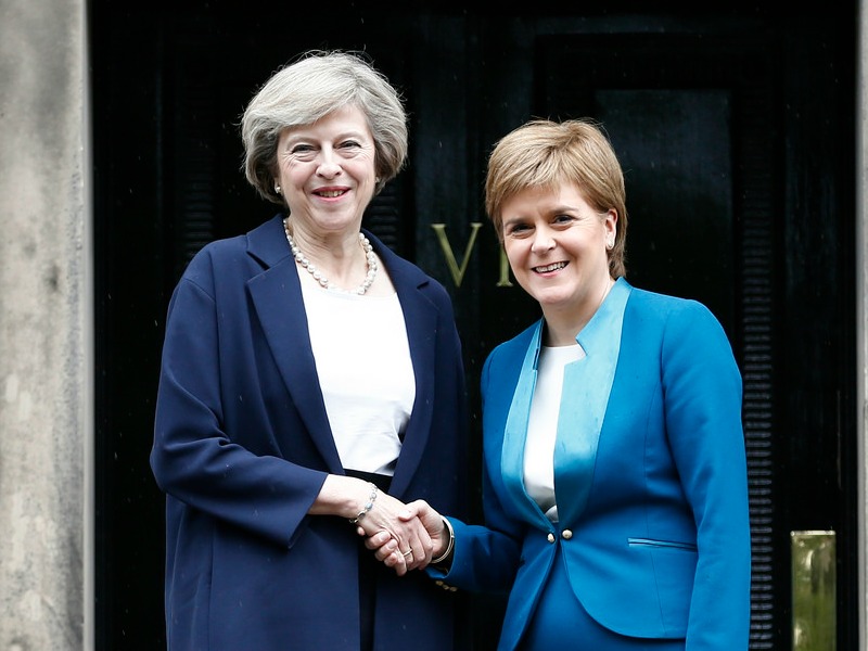 A sinistra la Premier Inglese Theresa May stringe la mano alla Premier scozzese Nicola Sturgeon