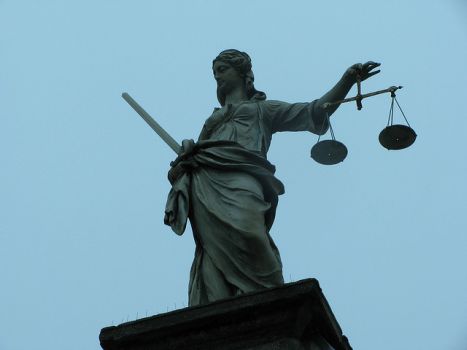 Mazzette per far sparire i processi: bufera giudiziaria a Napoli