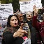 Alcune donne indiane protestano contro il decreto governativo contro la violenza sessuale