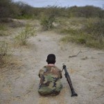 Un soldato della Somali National Army riposa alla frontiera