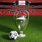 Il pallone della finale ai piedi della coppa sul prato di Wembley, sede della finale 2013 di Champions League