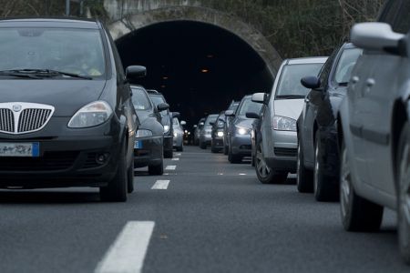 Attraversa l’autostrada a piedi: travolto e ucciso