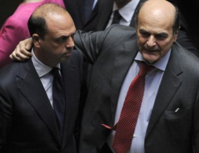 Quirinale, abbraccio tra Bersani e Alfano. Berlusconi in ritardo