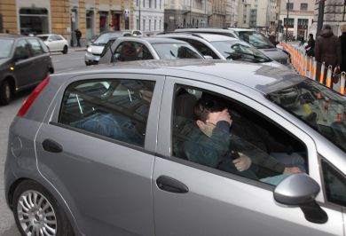 Giallo di Udine, le ragazze hanno usato il bancomat del pensionato
