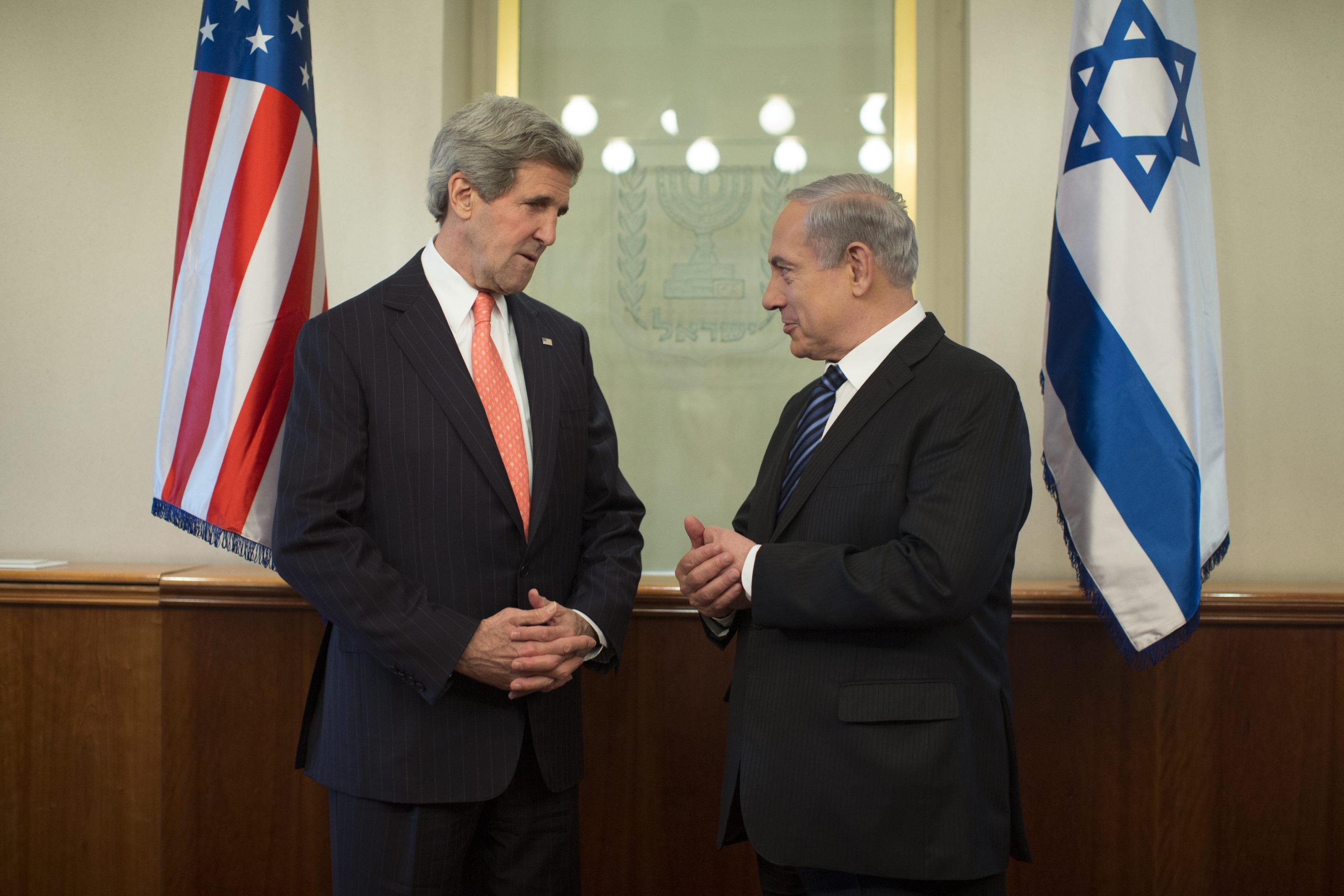 Kerry in Israele: “Una minaccia i missili russi alla Siria”