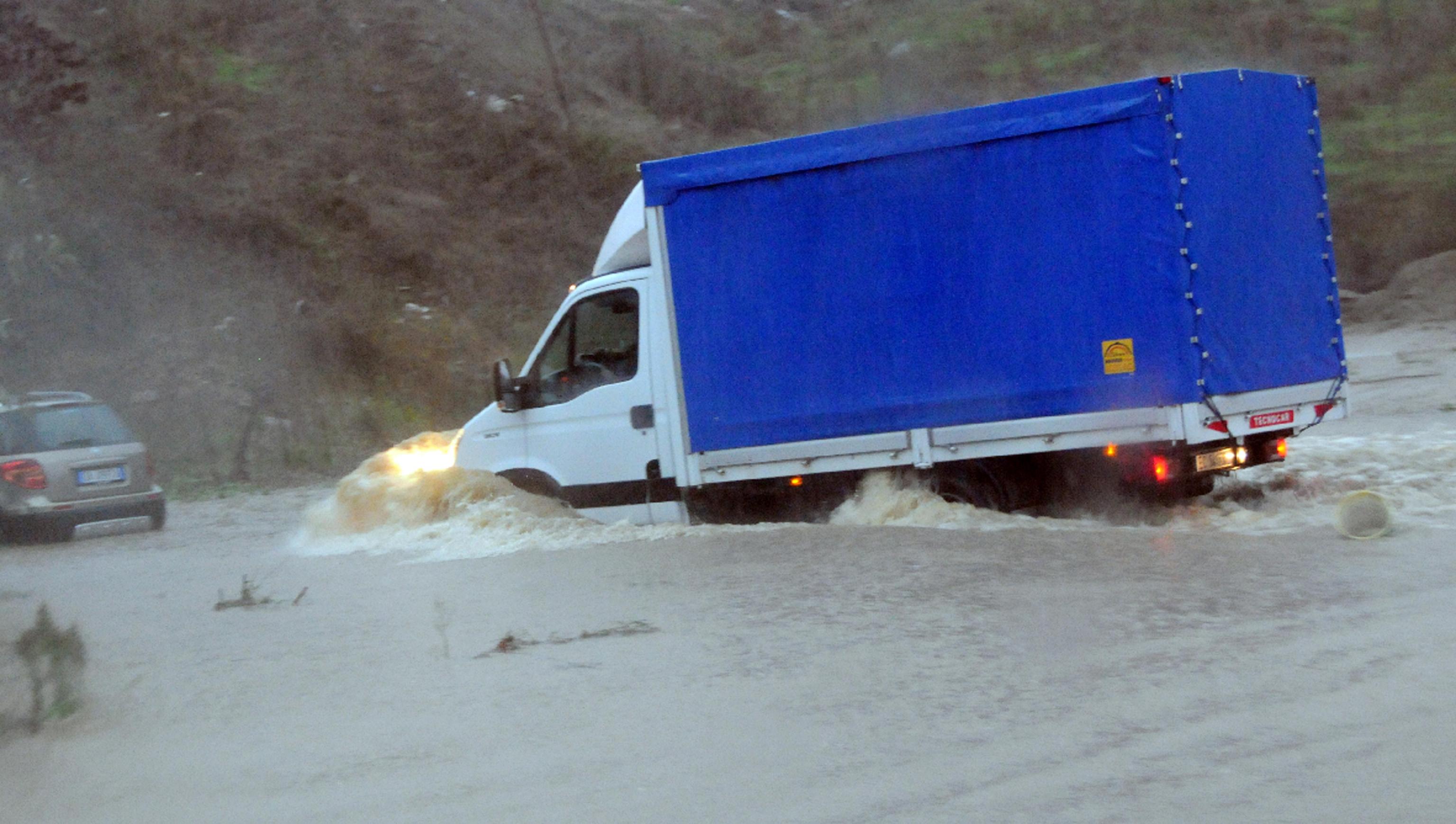 Maltempo, danni e allerta meteo da Roma alla Calabria