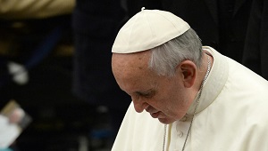 Il Papa difende i nonni: “Rispettare gli anziani o non ci sarà futuro”