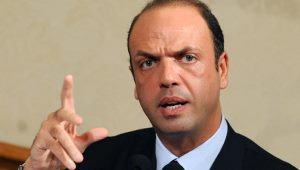 Rimpasto, Alfano contro Letta e Renzi: “Non tengano l’Italia sulle spine”