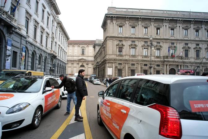 I tassisti contro Uber, sciopero selvaggio a Milano