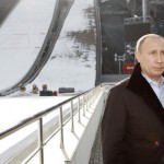 Il presidente russo Vladimir Putin vicino al trampolino del salto con gli sci a Sochi (Credit: Getty)