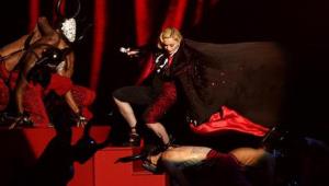 Madonna, caduta dal palco ma non di stile