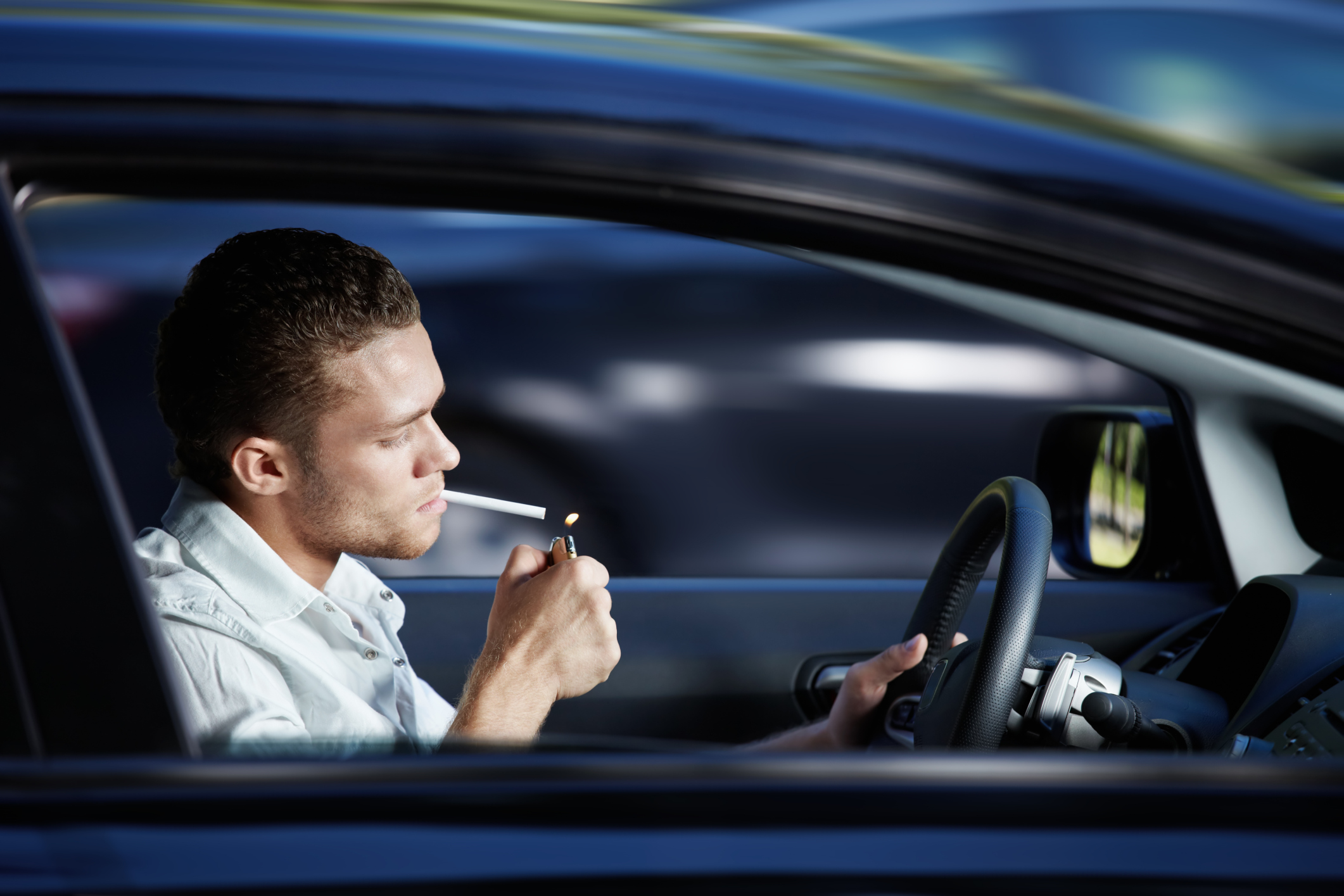Automobilisti nel mirino: vietata la sigaretta al volante