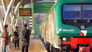 Il paradosso dei macchinisti Trenord: “Pagati di più se il treno ritarda”