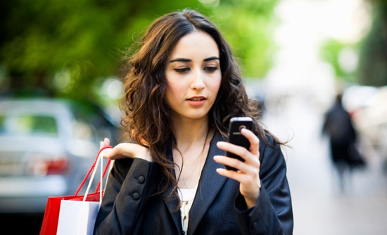 Rosa digitale, la via femminile a smartphone e social network
