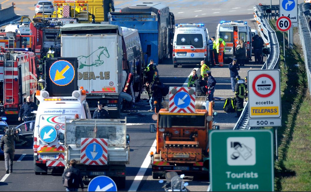 A4, camion contro pullman di studenti. Traffico bloccato