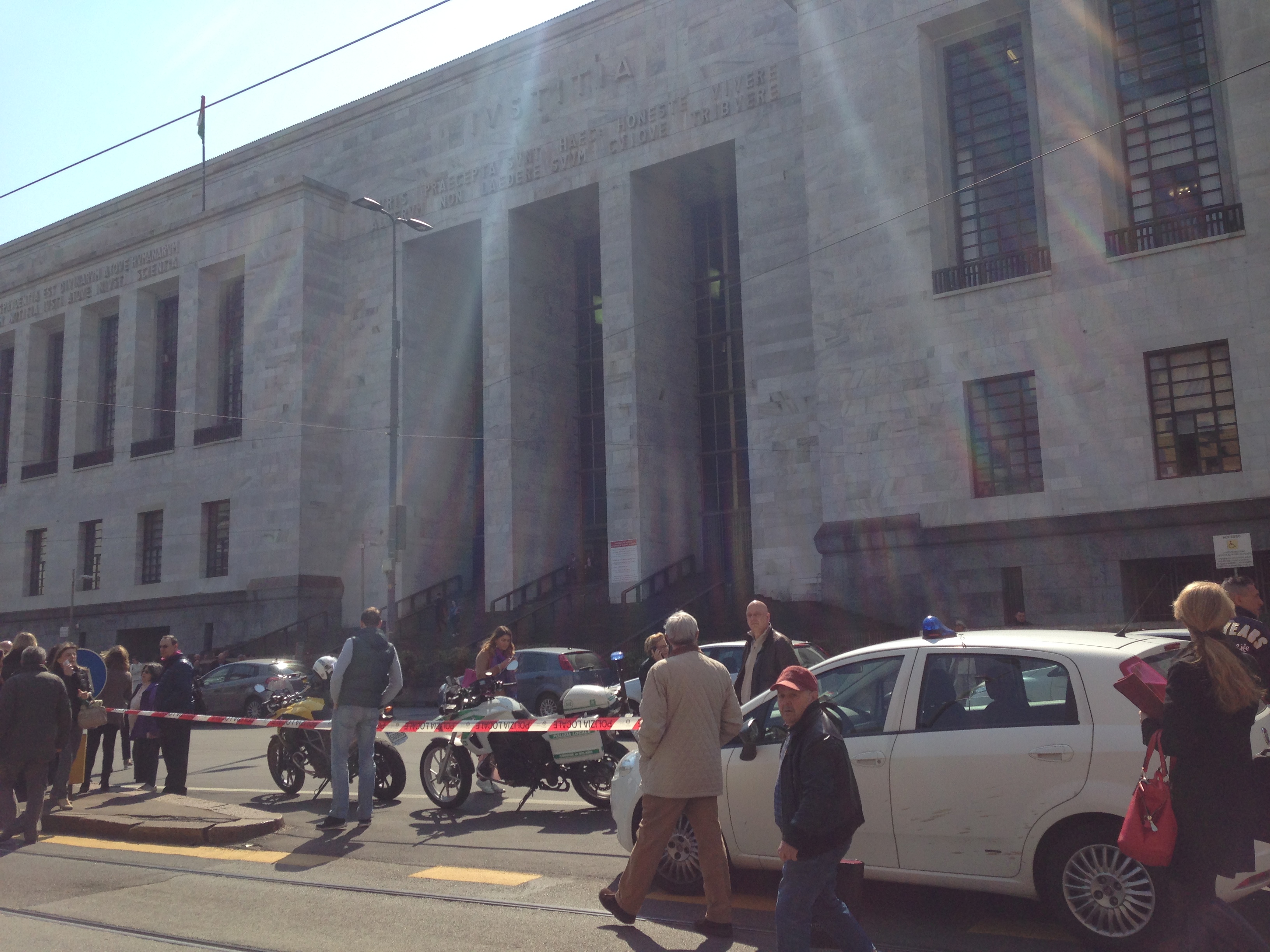 Milano, spari nel Tribunale: tre morti e due feriti. Polemiche sui controlli