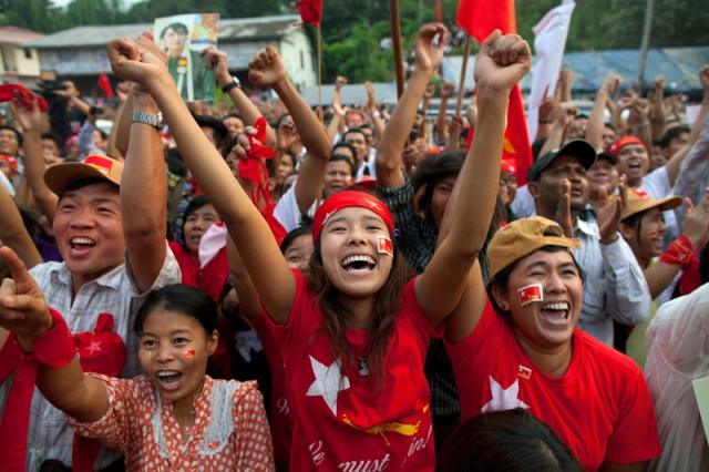 Birmania, Aung San Suu Kyi esulta: «Abbiamo la maggioranza»