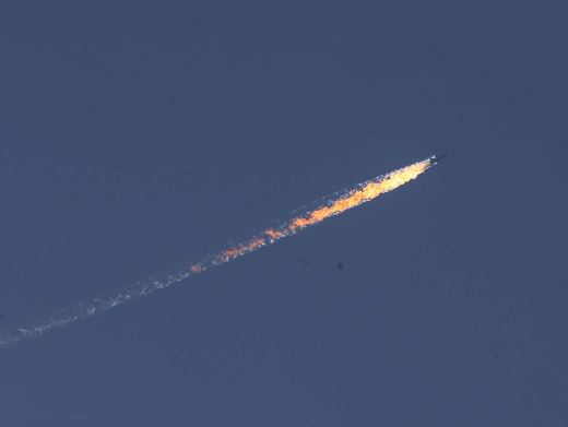 Siria, Turchia abbatte jet russo: “Ha violato il nostro spazio aereo”