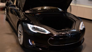 Tesla, difetti alle cinture di sicurezza. Richiamati 90 mila veicoli
