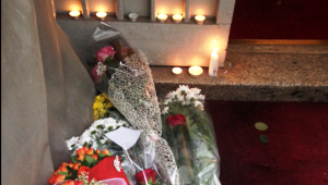 Gli studenti ricordano le vittime di Parigi, fiori al Consolato francese