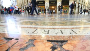 Milano, crepe in Galleria: il Comune convoca l’Amsa