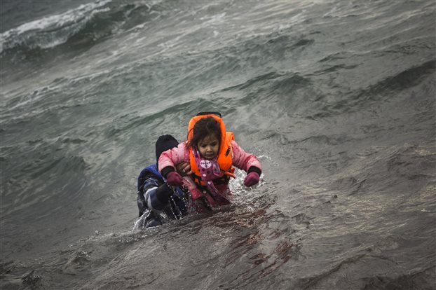 Migranti, nuovo naufragio in Grecia. E la Svezia alza il muro