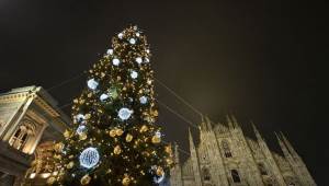 Milano ricicla l’albero di Natale del Duomo: diventerà una staccionata