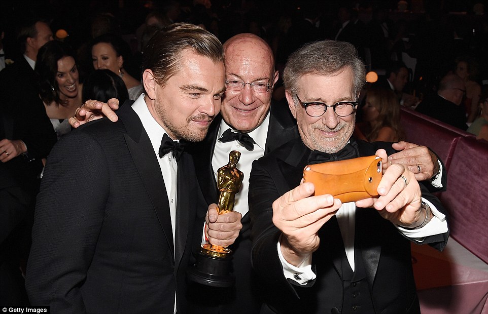 Finalmente Di Caprio: dopo la statuetta, tra selfie… e mamma