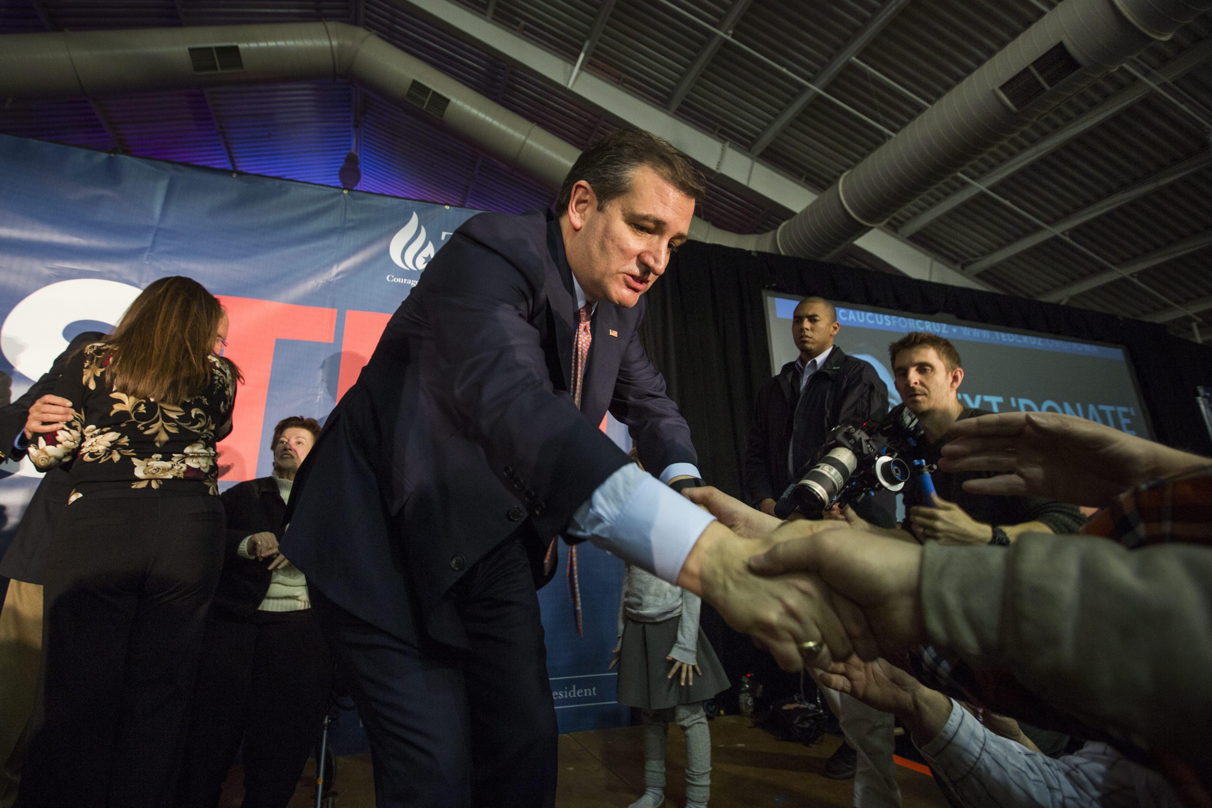 Primarie Usa, tra i repubblicani Ted Cruz si prende l’Iowa