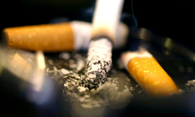 Fumo, nuove norme dal 2 febbraio: no alle sigarette in auto