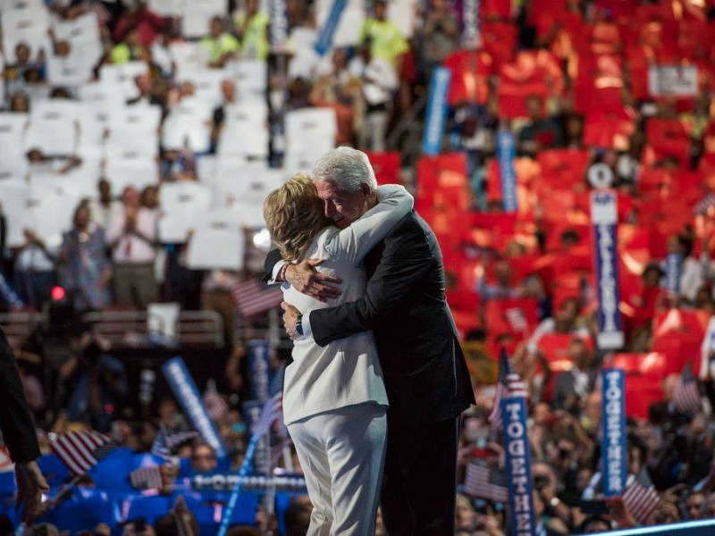 Hillary con il marito Bill Clinton (presidente Usa dal 1993 al 2000) dopo la nomination ottenuta alla convention democratica di Philadelphia. È la prima volta che una donna viene candidata a diventare presidente da uno dei due partiti principali. FACEBOOK
