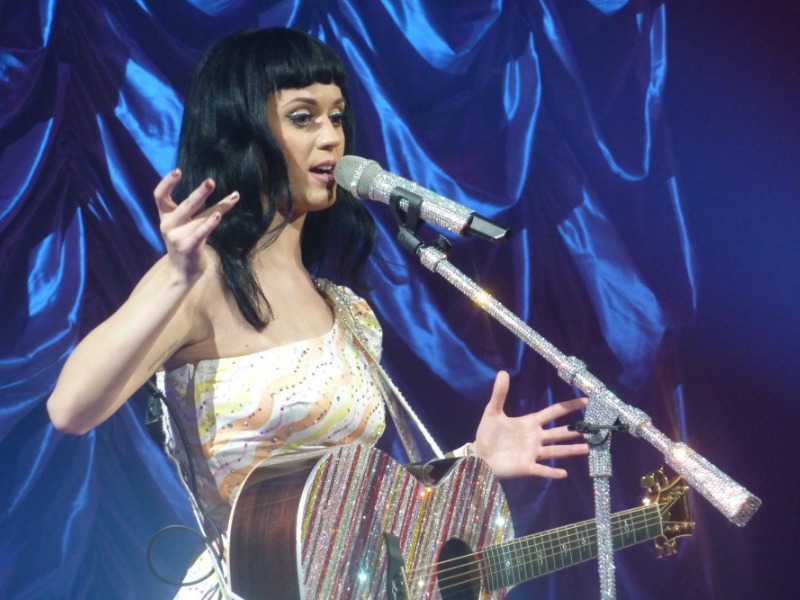 Katy Perry ha invitato sul palco Hillary Clinton durante il suo concerto a Philadelphia. L'obiettivo: spingere i millennials a votare per Hillary.