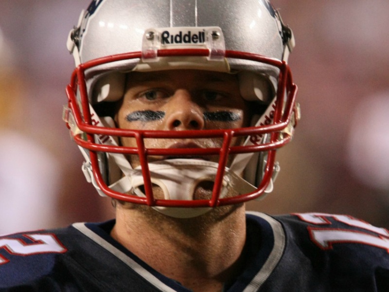 Tom Brady, 39 anni, quarterback dei New England Patriots di Boston. Alle spalle ha sei Superbowl, quattro di questi li ha vinti e per tre volte è stato eletto migliore in campo. Si è fatto fotografare con il cappellino con lo slogan di Trump: “Make America Great Again”.