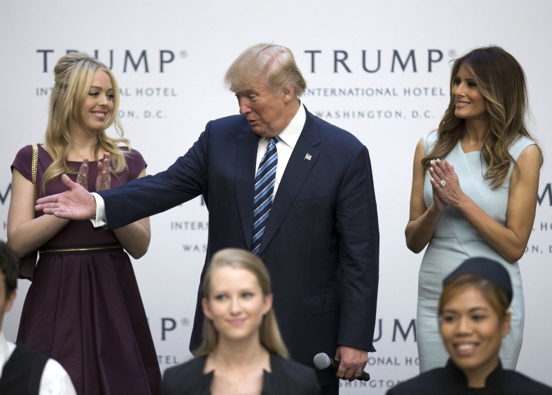 Donald Trump in mezzo alla figlia Ivanka e alla moglie Melania: entrambe sono più volte intervenute in suo sostegno. Anche scatenando polemiche, come quando Melania Trump è stata accusata di aver copiato un precedente discorso di Michelle Obama. WIKIMEDIA
