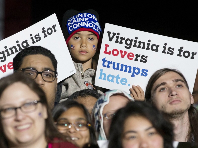 Parole che si sono rivelate un boomerang, diventando un simbolo per i supporter di Hillary a sottolineare il sessismo di Trump. In questa foto gli slogan dei democratici durante un comizio in Virginia. EPA/MICHAEL REYNOLDS