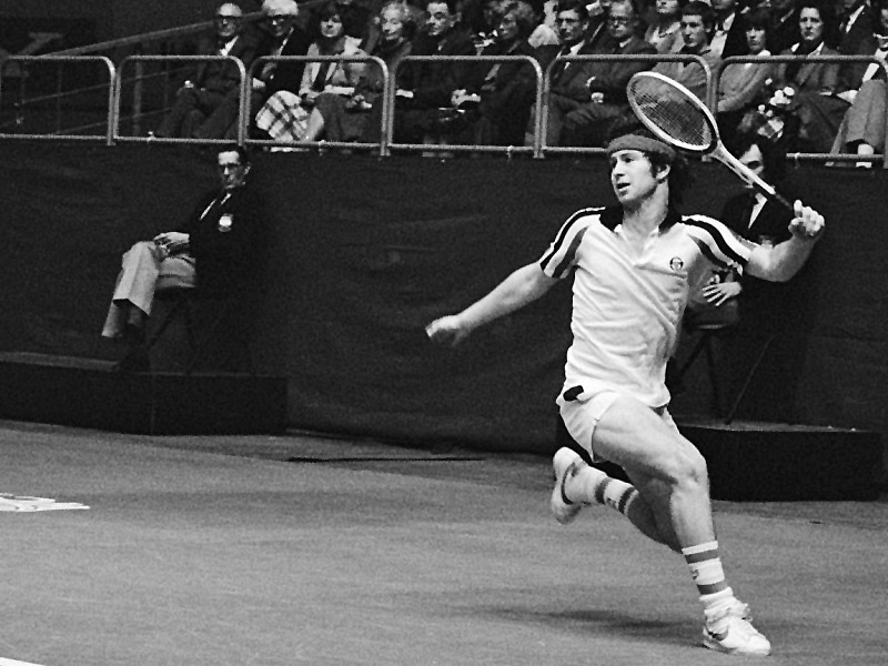 John McEnroe, 57 anni, irascibile tennista numero uno del mondo per quattro anni di fila. Ha vinto sette Slam, voterà per l’ex segretaria di Stato.